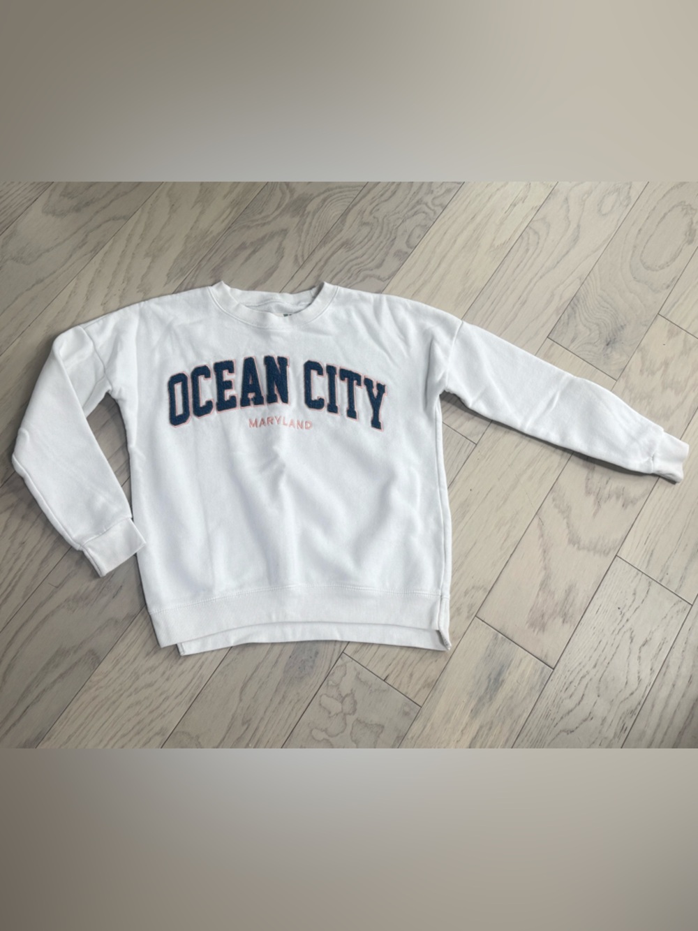 Vintage Havana White 'Ocean City' Graphic Crewneck Sweatshirt